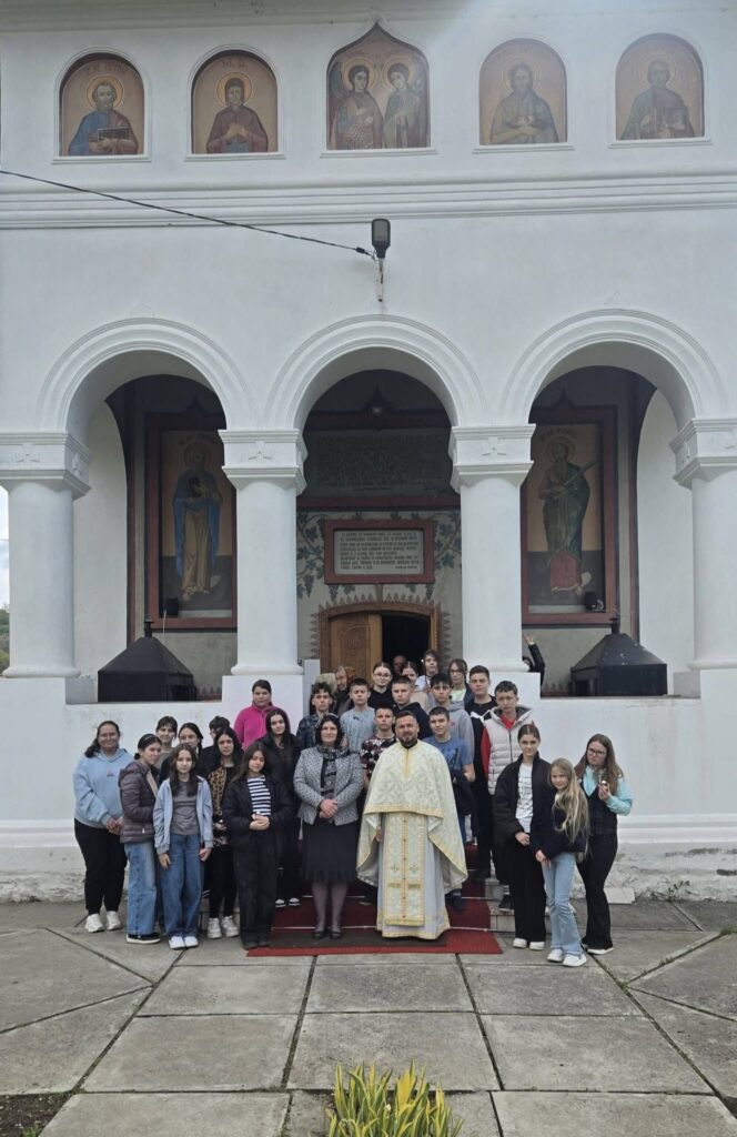 Elevii din Novaci au sărbătorit pe Sfântul Mare Mucenic Gheorghe la biserică IMG 1382