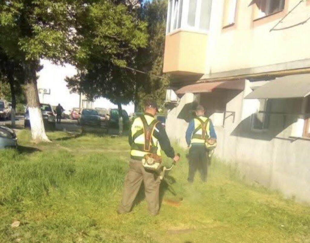 Edilitara, în teren și în weekend. Lucrări de întreținere în mai multe cartiere din Târgu Jiu IMG 1422