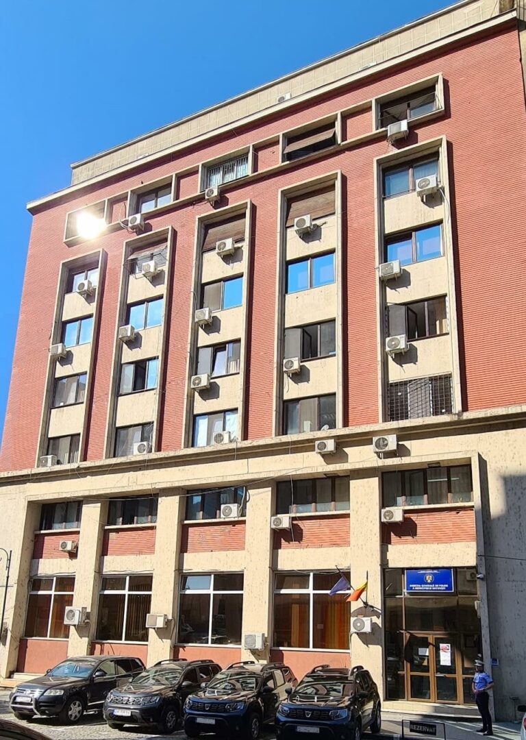 Serviciul Grupuri Infracționale Violente au pus în executare 10 mandate de percheziție domiciliară și 8 mandate de aducere politia capitalei