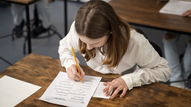 Evaluarea Națională 2026 începe pe 22 iunie, cu examenul scris la Limba și literatura română. Programul complet evaluarea nationala 2026 incepe pe 22 iunie cu examenul scris la limba si literatura romana programul complet